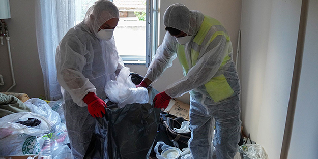 Binadan gelen kötü kokular bezdirdi! Çöp ev ekipler tarafından temizlendi