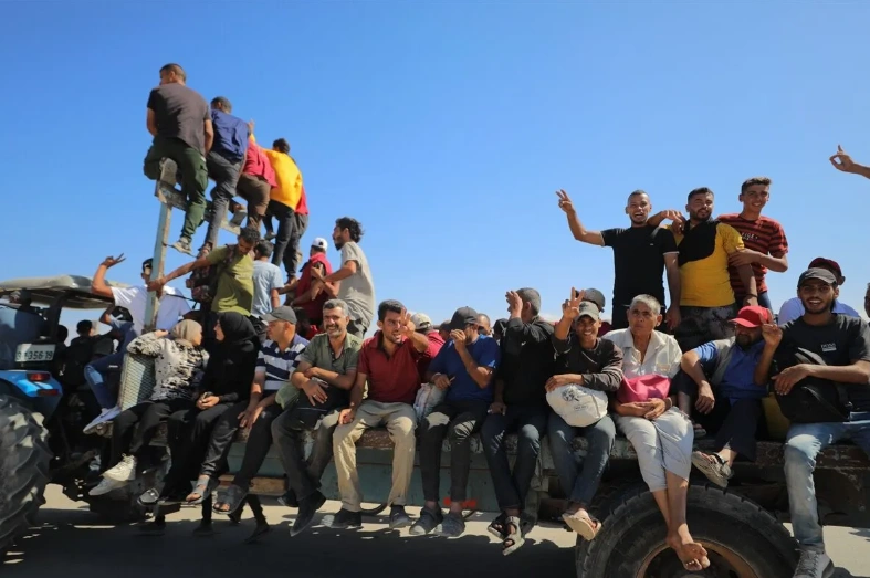 Binalar yıkıldı ama onlar yıkılmadı! Enkaz arasında buruk sevinç