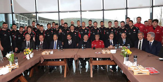 Binali Yıldırım, A Milli Futbol Takımını ziyaret etti