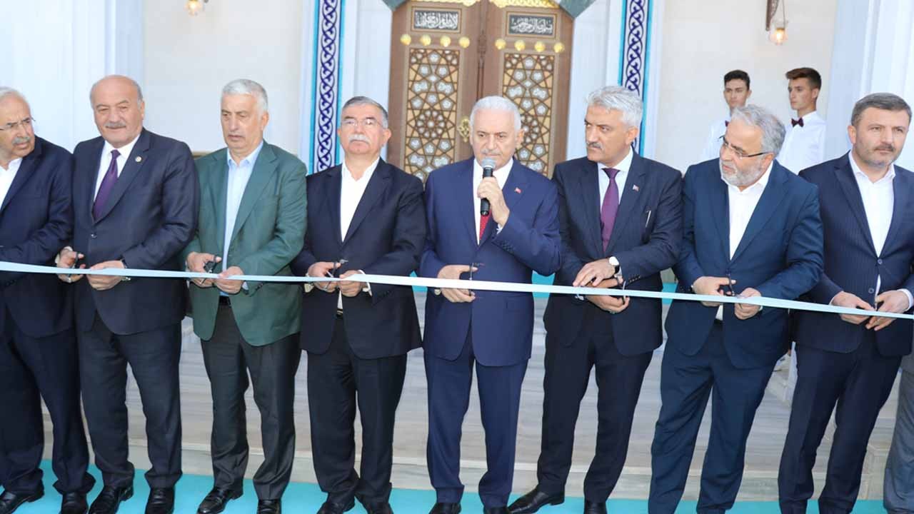Binali Yıldırım, ailesiyle birlikte yaptırdığı camiyi açtı! Açılıştaki o isim şaşırttı
