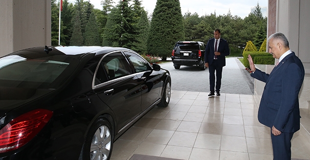 Binali Yıldırım Davutoğlu'nu böyle uğurladı