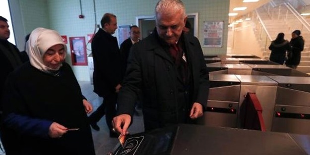 Binali Yıldırım eşiyle Gebze-Halkalı trenine bindi