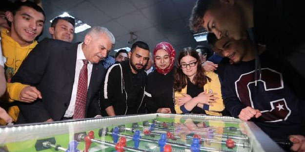 Binali Yıldırım gençlerle langırt oynadı