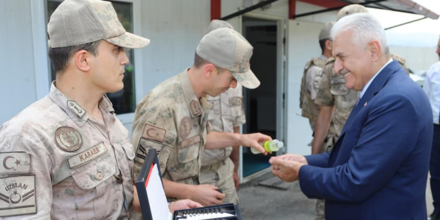 Binali Yıldırım Mehmetçikle bayramlaştı