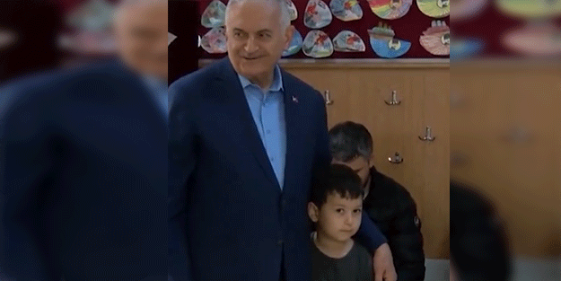 Binali Yıldırım oy kullanan eşine öyle bir şey söyledi ki izleyenler gülmekten kırıldı