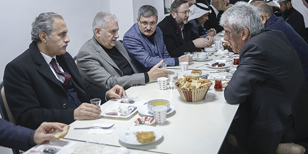 Binali Yıldırım'dan sabah namazı sonrası sürpriz buluşma