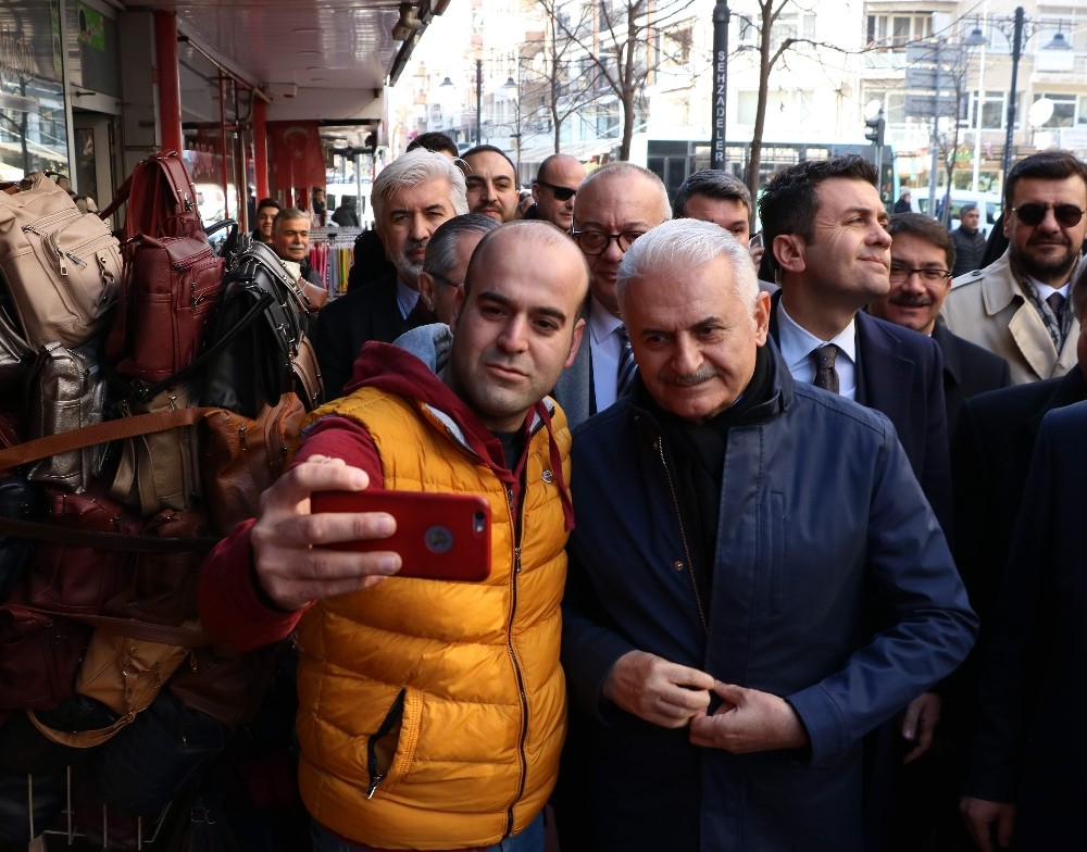 Binali Yıldırım, vatandaşlara simit dağıttı 
