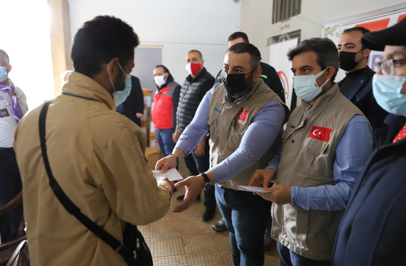 Binali Yıldırım ve ailesinden Lübnan’da mültecilere Ramazan yardımı