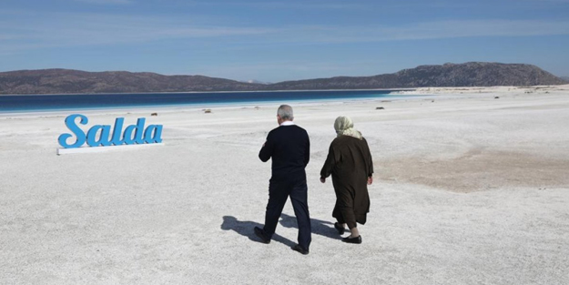 Binali Yıldırım ve eşinden 'Salda' hatırası