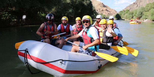 Binali Yıldırım'dan rafting heyecanı