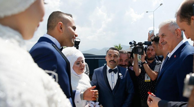 Binali Yıldırım'dan genç çiftlere sürpriz