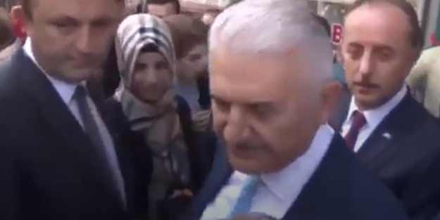Binali Yıldırım'dan ‘Masa varken neden yer sofrasına oturdunuz?’ diye soran FOX TV'ye kapak gibi cevap!