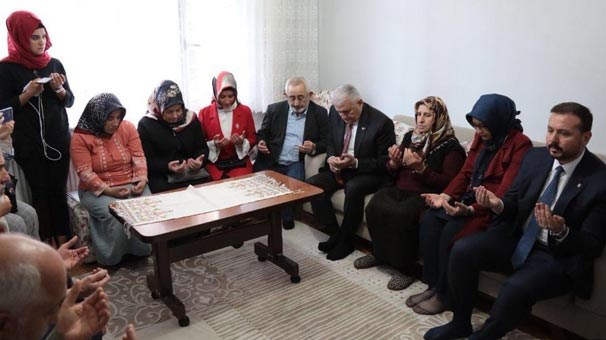 Binali Yıldırım'dan şehit ailesine ziyaret