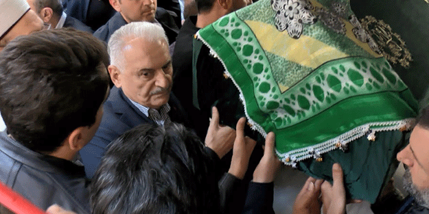 Binali Yıldırım'ın annesi son yolculuğuna uğurlandı!