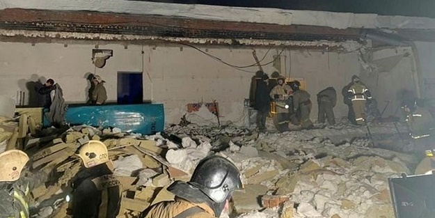 Binanın çatısı çöktü: Ölüler ve yaralılar var