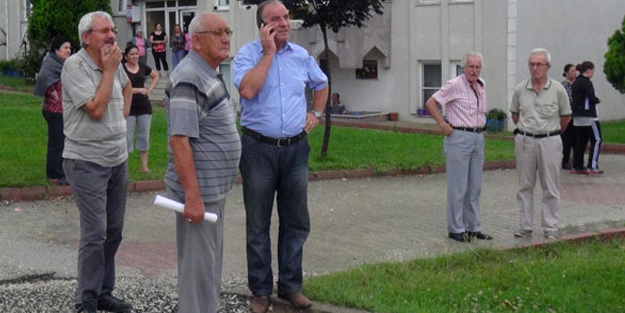 Binanın çatısına yıldırım düştü, ortalık karıştı!