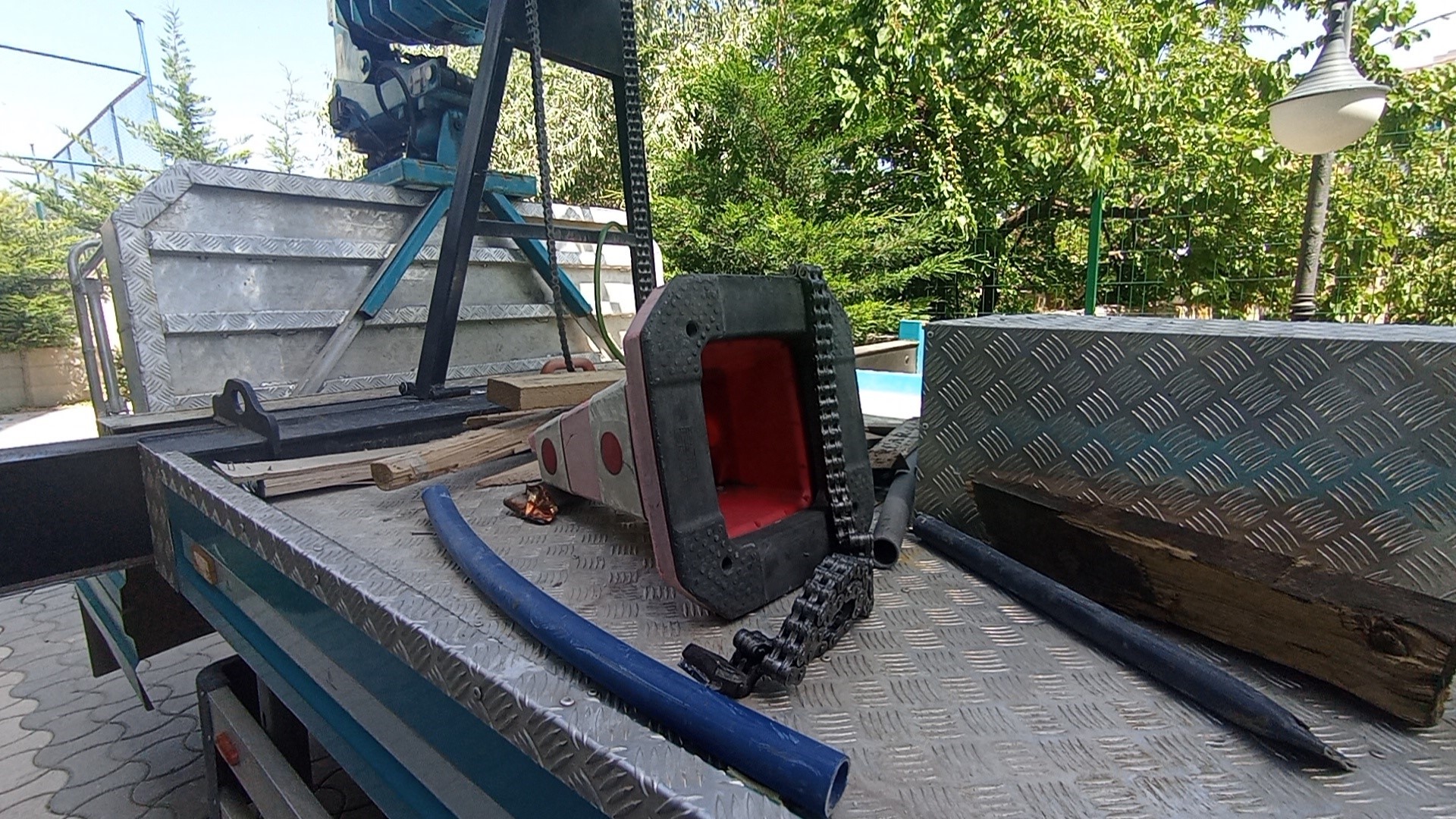 Binanın dış temizliği için çıktığı vincin zinciri koptu! Felaketten dönüldü