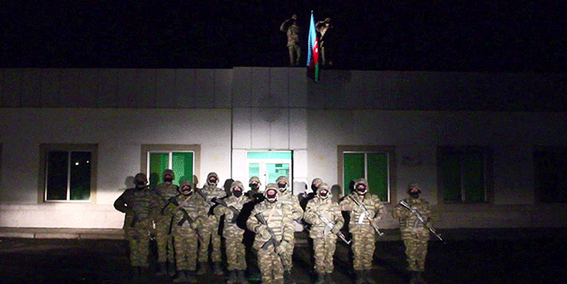 Binanın önünde toplandılar! Aliyev’e tarihi mesaj