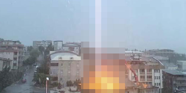 Binanın üstüne düşen yıldırım anbean böyle görüntülendi