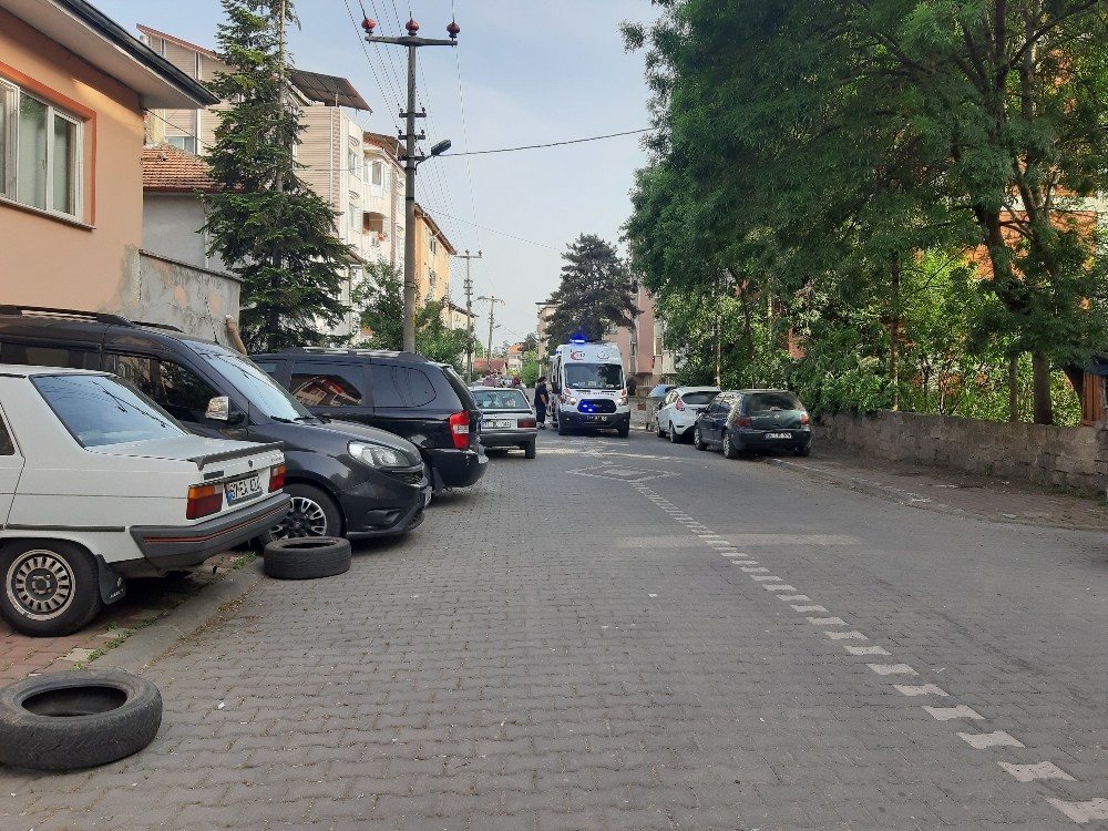 Binaya çıkarak atlamak isteyen kadını ekipler vazgeçirdi 