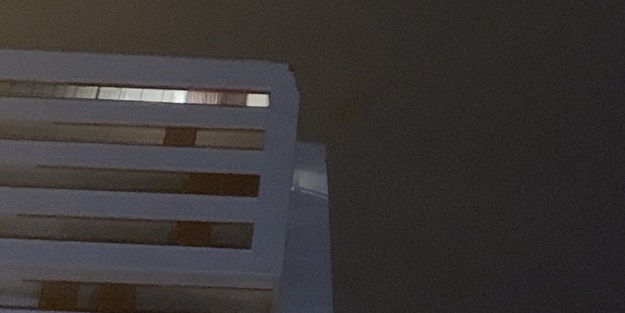 Binaya yıldırım isabet etti! Hasar oluştu