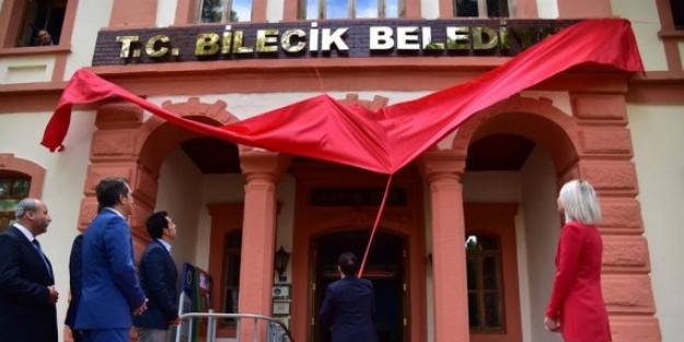 Binbir vaad ile geldiler, tek icraatları TC tabelası asmak!