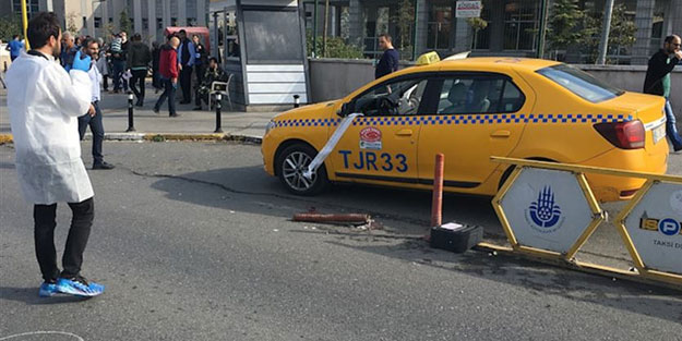 Bindiği taksinin şoförünü silahla yaraladı