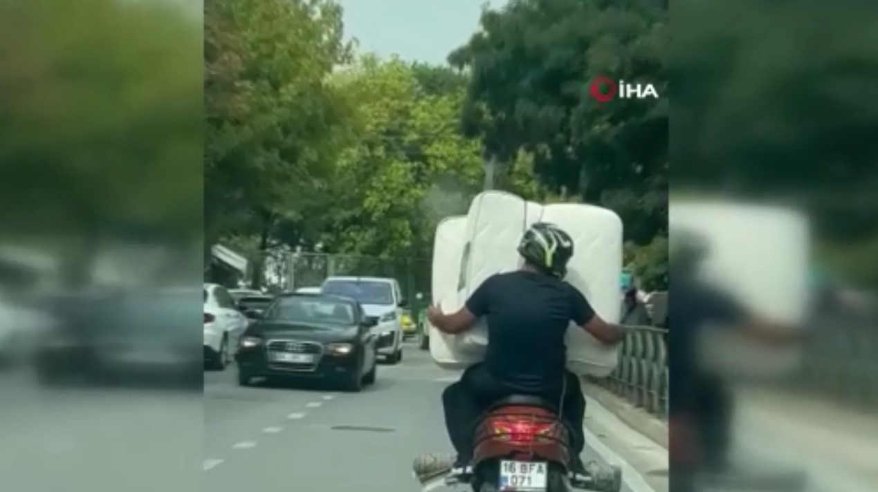 Bindirmediğiniz bi bu kalmıştı! Motosiklette yatak taşıdılar