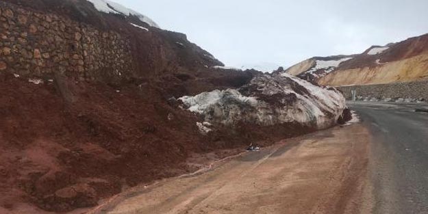 Bingöl-Karlıova karayolunda heyelan