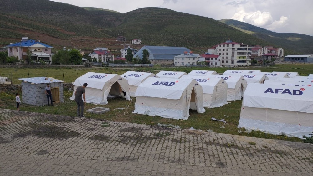 Bingöl Karlıova’da tedbir amaçlı çadırlar kuruldu 