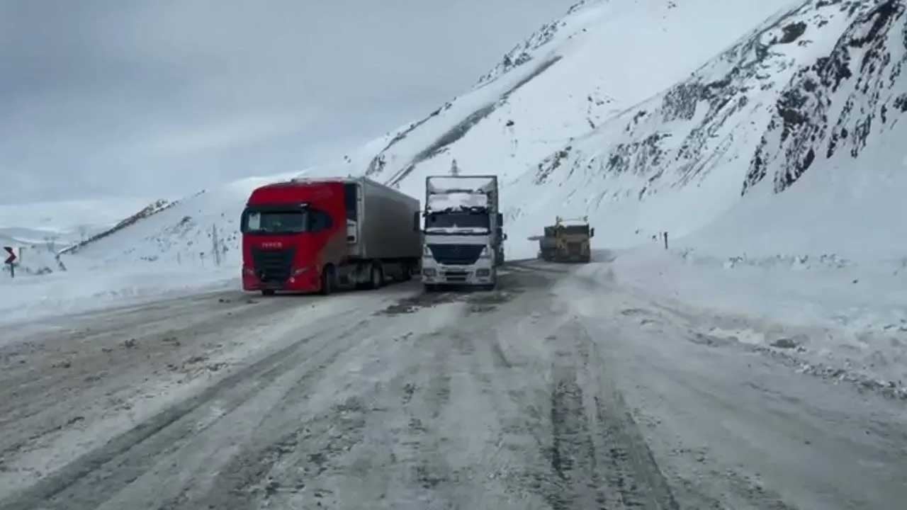 Valilik duyurdu: Şehirler arası yollar kar nedeniyle tır trafiğine kapatıldı