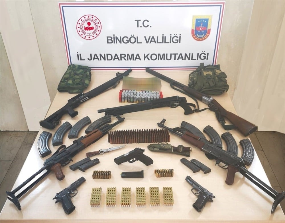 Bingöl’de 10 adrese operasyon çok sayıda silah ele geçirildi : 12 gözaltı 