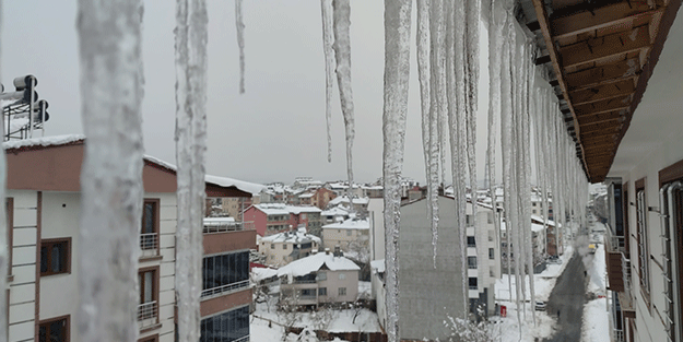 Bingöl’de 1,5 metrelik buz sarkıkları oluştu