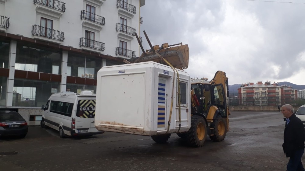 Bingöl’de 17 metruk ve 25 kaçak yapı yıkıldı 