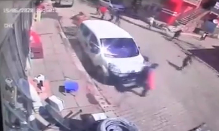 Bingöl’de 5.6’lık deprem anı kameraya böyle yansıdı 