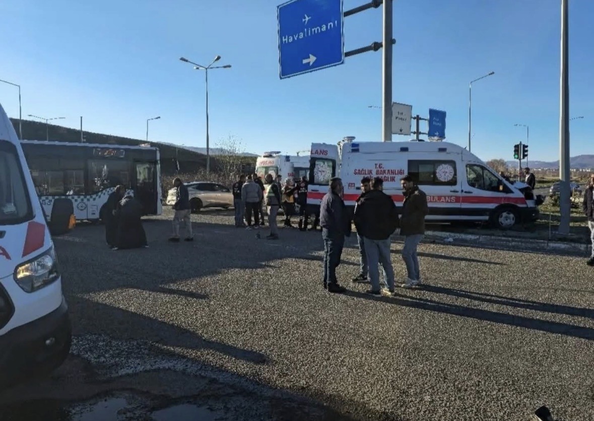 Bingöl’de ambulansla ticari araç çarpıştı: 5 yaralı