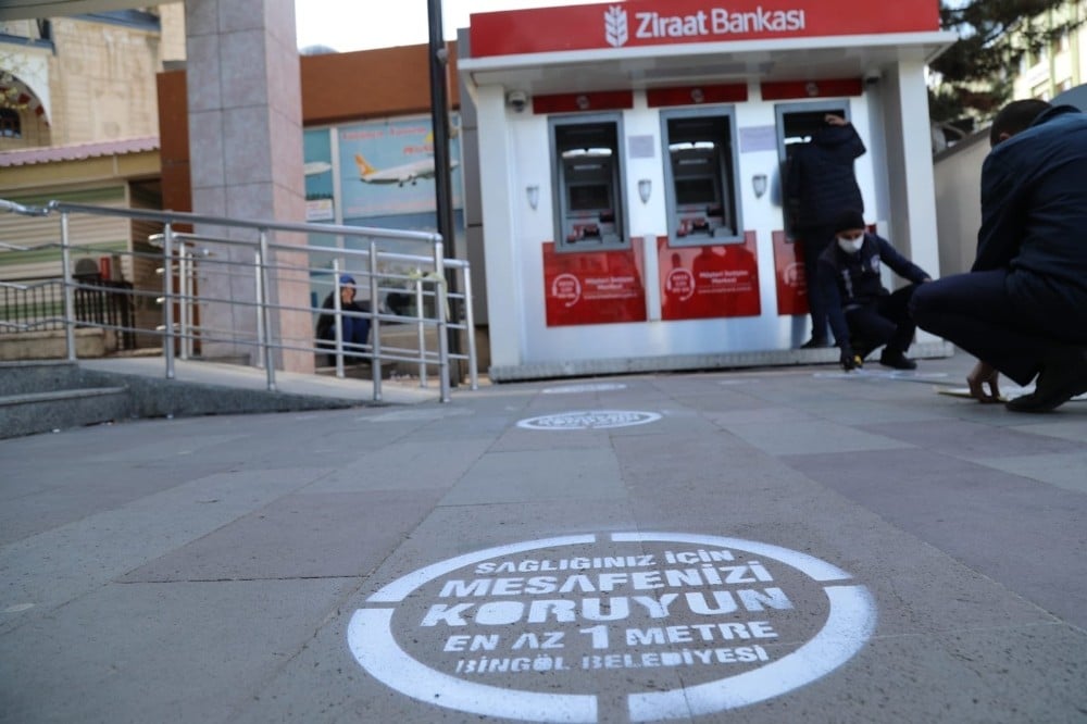 Bingöl’de ATM önlerine sosyal mesafe uyarısı 