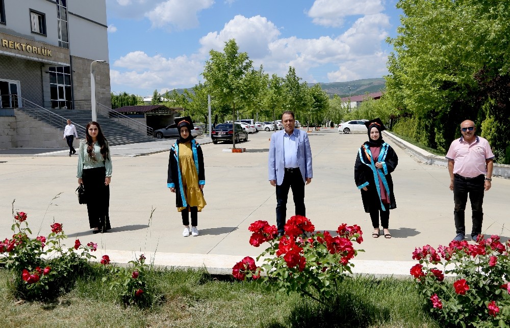 Bingöl’de bazı öğrenciler mezuniyet fotoğrafı geldi 