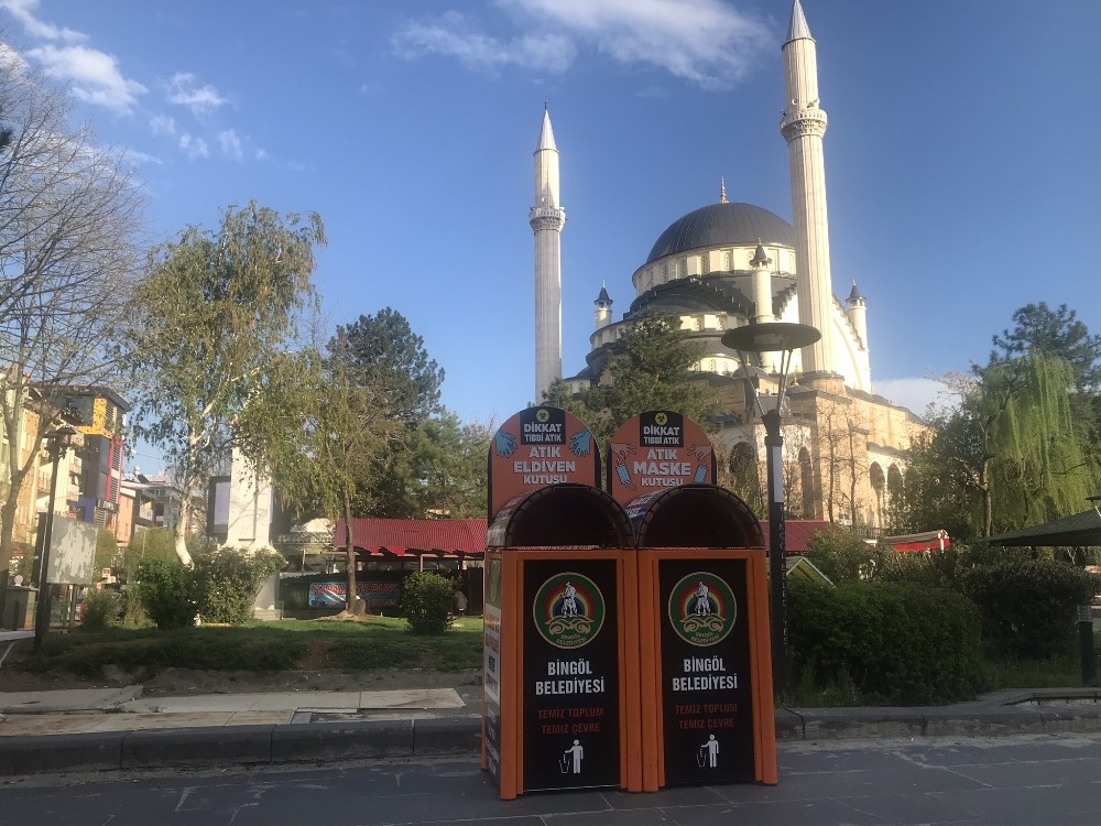 Bingöl’de belirli noktalara tıbbi atık kovaları yerleştirdi 
