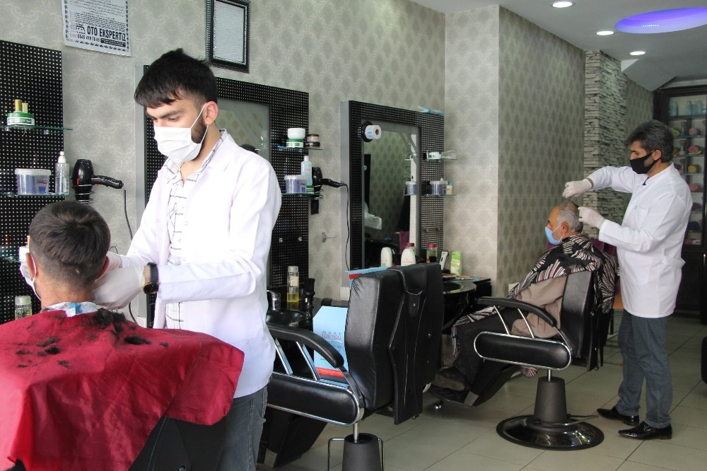 Bingöl’de berberler dezenfekte edilip açıldı, ilk tıraşlar yapıldı 