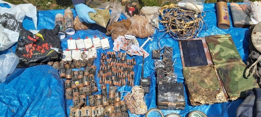 Bingöl’de bölücü terör örgütüne ait uyuşturucu ve yaşam malzemesi ele geçirildi 