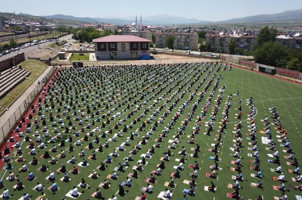 Bingöl’de cuma namazı cami bahçelerinde ve terminal alanında kılındı 