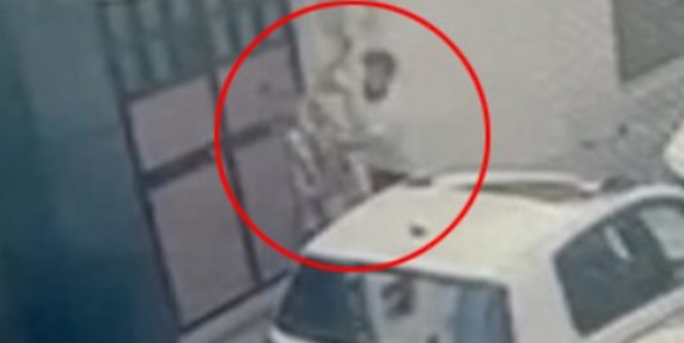 Bingöl'de feci olay: Yolda önüne geleni bıçakladı!