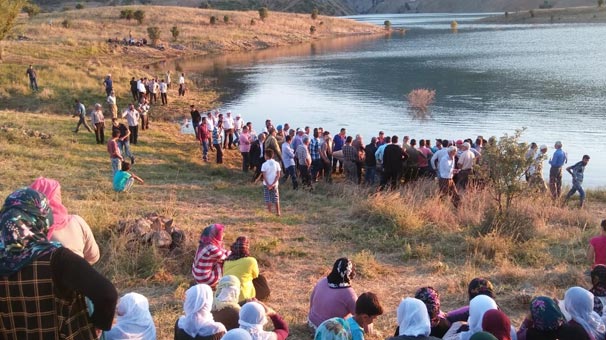 Bingöl’de fotoğraf çekerken baraj gölüne düşen genç kayboldu