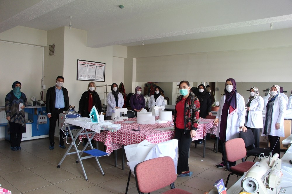 Bingöl’de gönüllü kadın usta öğreticiler, maske üretimine başladı 