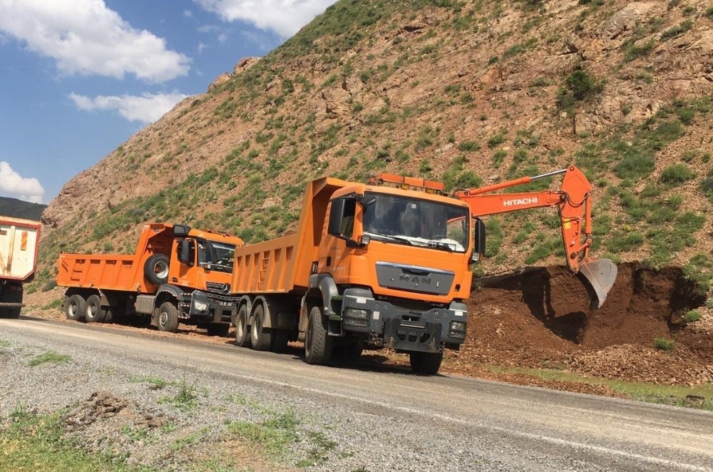 Bingöl’de heyelan bölgesinde yol genişletme çalışması başlatıldı 