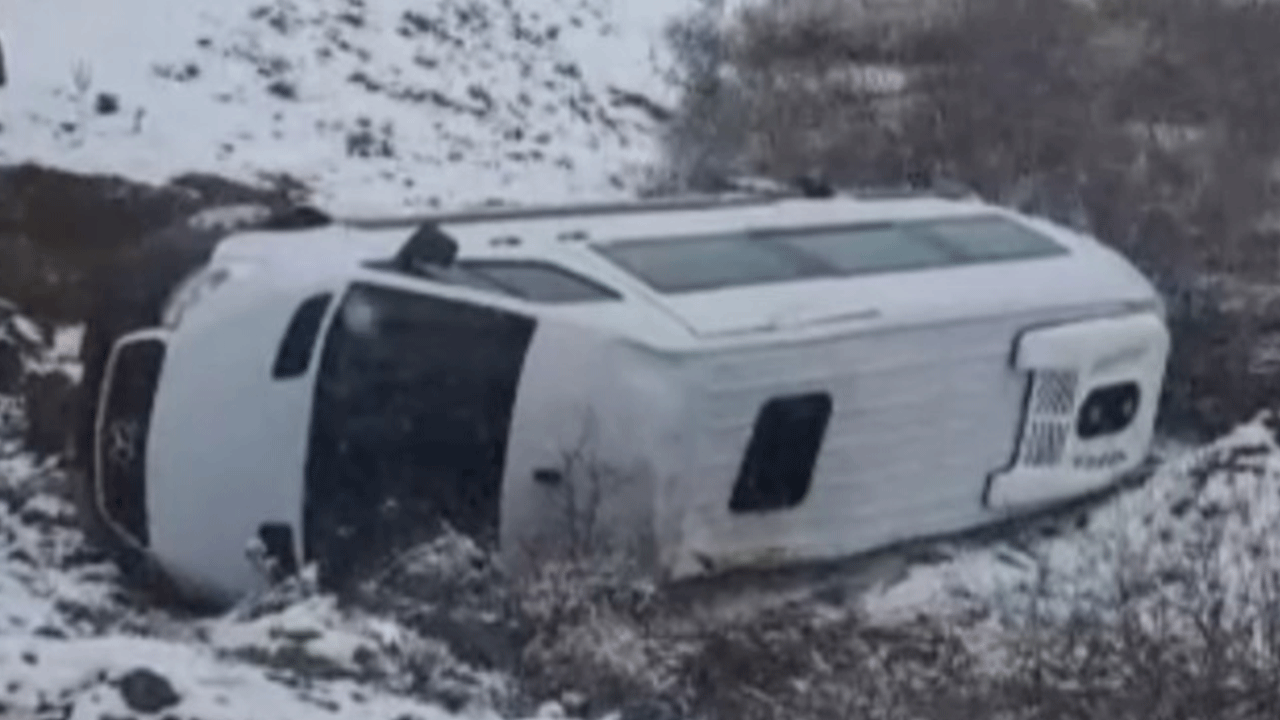 Bingöl'de işçi minibüsü devrildi: Çok sayıda yaralı var!