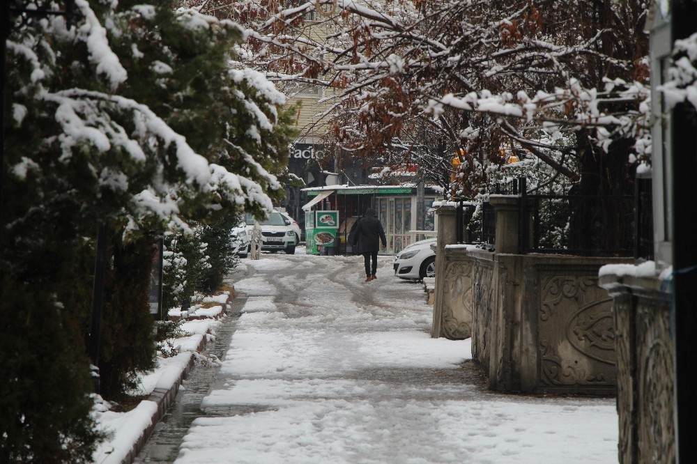 Bingöl’de kar etkili oldu, 92 köy yolu ulaşıma kapandı 