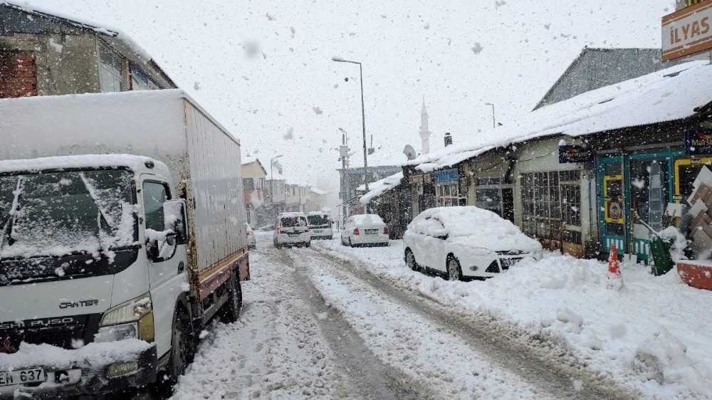 Bingöl’de kar yağışı, 281 köy yolu kapandı 