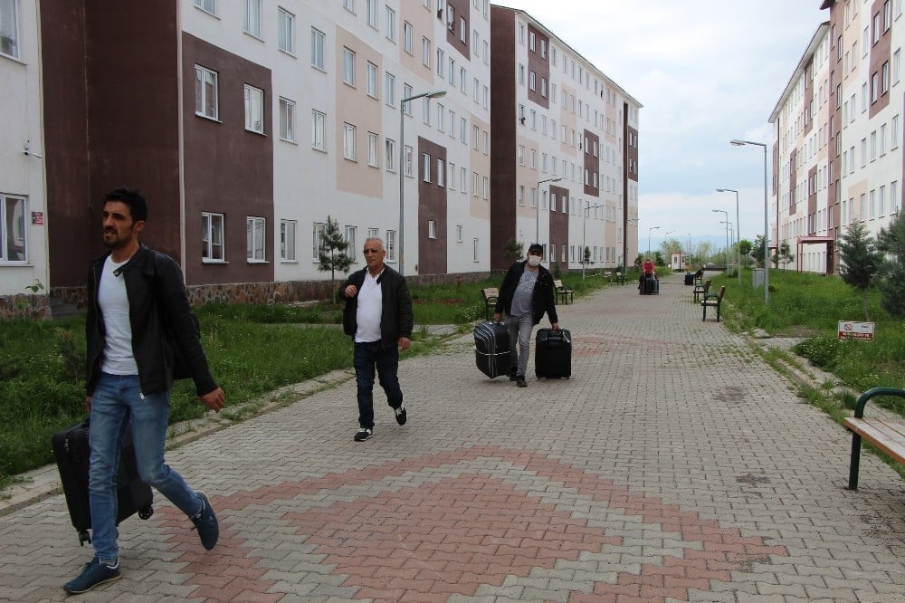 Bingöl’de karantina yurdunda kalan 148 kişi memleketlerine uğurlandı 